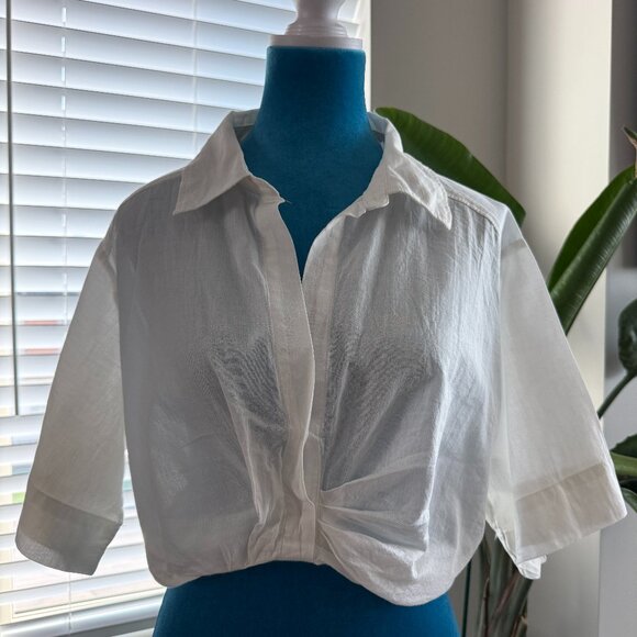 H&M Divided Tops - H&M Divided cropped button-up Shirt - Size M